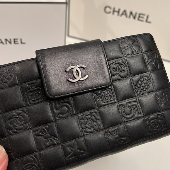 CHANEL Lucky Black Long Wallet with Silver metallic interior and kiss lock - Picture 3 of 8